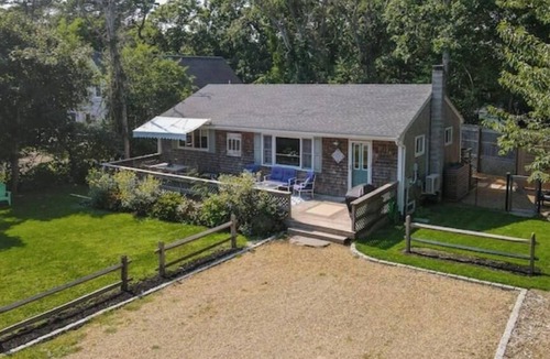Oak Bluffs House | Walk to town & beach A/C, Strong WiFi, family & pet friendly. Outdoor shower