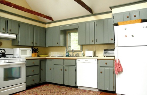 Tisbury House | Walk to town/ferry, beach amenities, flat-screen TV, WiFi