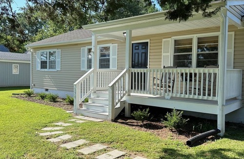 Mascot House | Walk to town from this cozy Rivah house with awesome yard and water views.