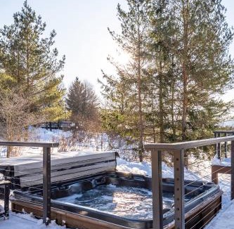 Ellicottville House | Walk to Village! Stunning timber chalet! Hot-Tub, Bonfire & more!