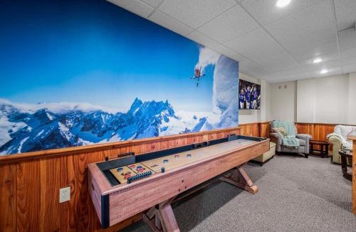 Ellicottville House | Walk to Village! Stunning timber chalet! Hot-Tub, Bonfire & more!
