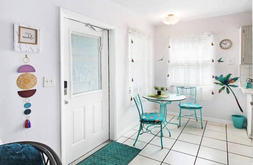 Middle River Terrace House | Walk to Wilton Drive! King Bed, Parking, Ac, Bikes
