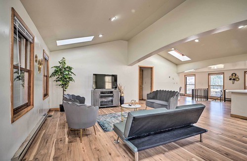 Friendsville Cabin | Walkable Friendsville Home on the River!