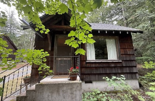 West Glacier Cottage | Walsh Cottage inside Glacier National Park on Lake McDonald
