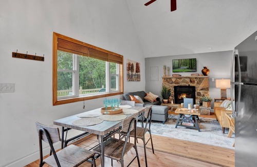 Long Pond Ski Chalet | Warm Chalet in Emerald Lakes, Poconos! Lakes/Pools/Deck/Kayak/Fire pits/Grill
