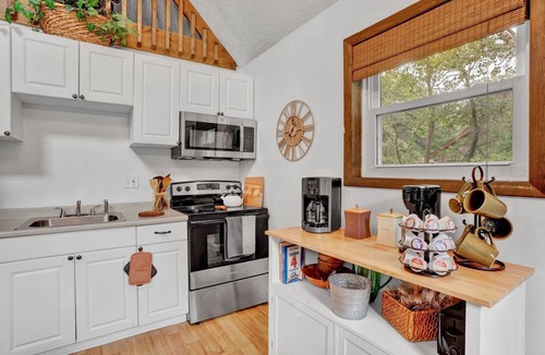 Long Pond Ski Chalet | Warm Chalet in Emerald Lakes, Poconos! Lakes/Pools/Deck/Kayak/Fire pits/Grill