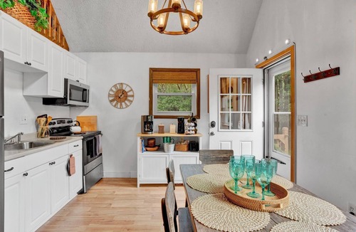 Long Pond Ski Chalet | Warm Chalet in Emerald Lakes, Poconos! Lakes/Pools/Deck/Kayak/Fire pits/Grill