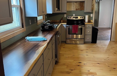 Willoughby Spit House | Water Front Oasis - Pet Friendly, Wi-Fi, 85" Smart TV, Washer/Dryer, Parking