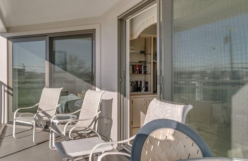 Stone Harbor Condo | WATER VIEW! Centrally located in Stone Harbor across the street from the beach and 1 block to downtown shopping,