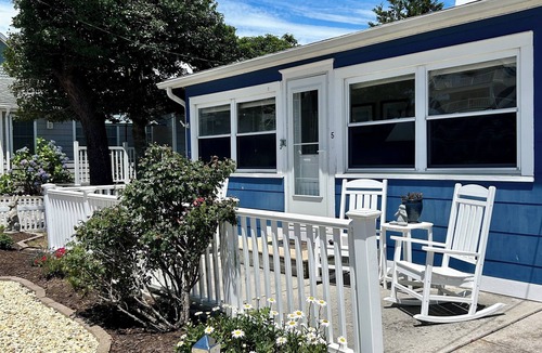 Town Bank Cottage | Water Views 2 houses from the Beach, Sun-Sun summer stays