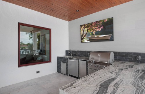 The Landings Villa | Waterfront Villa- 8min walk to the beach - Heated Pool- Gym - Outdoor BBQ grill