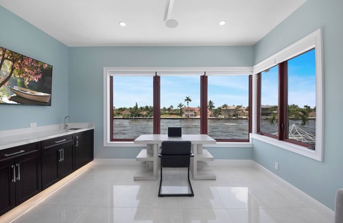 The Landings Villa | Waterfront Villa- 8min walk to the beach - Heated Pool- Gym - Outdoor BBQ grill