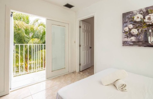Pembroke Pines Villa | Waterfront 2-Story Villa with Heated Pool