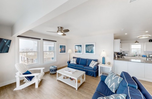 Avon House | Waterfront 4 bedroom house, WiFi, private hot tub, shared pool