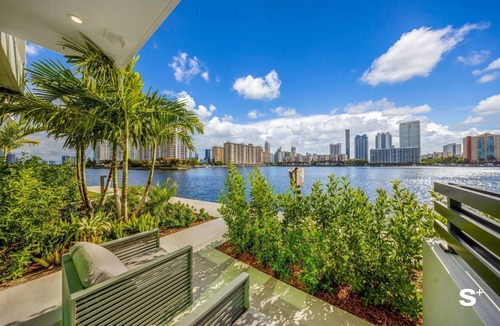 Eastern Shores House | Waterfront 4BR Townhome Near Bal Harbour