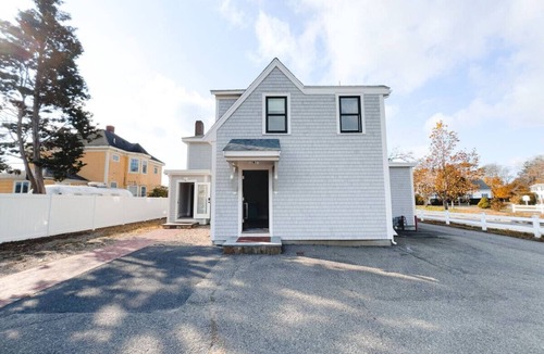 Hyannis Villa | Waterfront 5-Bed 2-Bath Retreat