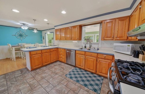 White Stone House | Waterfront Blue Crab Cottage/Dock, Fire Pit & Screened porch