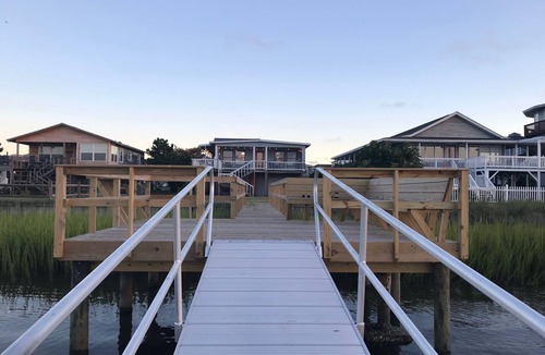 Oak Island House | Waterfront- Bring your Kayaks & Fishing Poles!