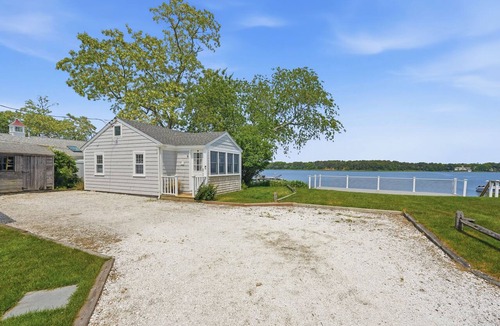 West Dennis Cottage | Waterfront Cape Cottage w/Private Beach Access