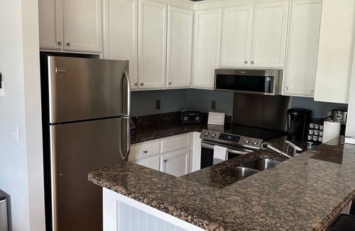 Unionville House | Waterfront Cottage, Private Hot Tub, Fire Pit, Pool - perfect Romantic Getaway