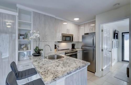 Middle River Terrace Apartment | Waterfront Deck Pool Kayak