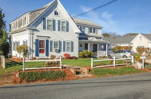 West Dennis House | Waterfront Fun Dogs Welcome!