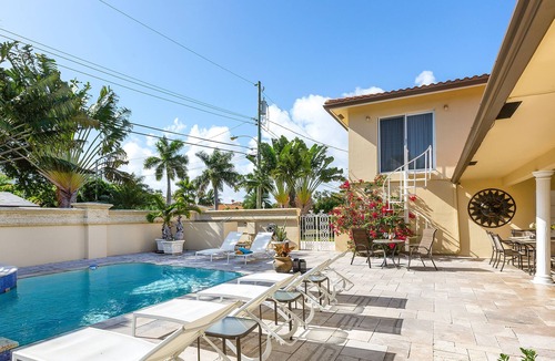 Bermuda Riviera House | Waterfront Home with 5 Bedrooms - Private Pool Area - Close to the Beach