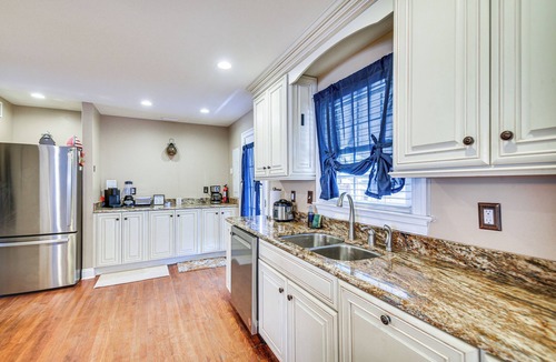 Hampton House | Waterfront Home w/Deck & Yard in Hampton!