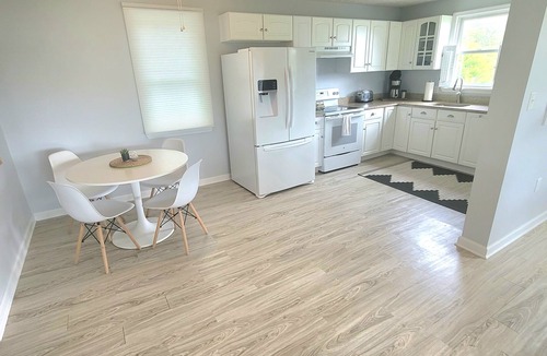 Cambridge House | WATERFRONT! *HOT TUB* 3 bedroom Oasis on 2+ acres - Sleeps 8