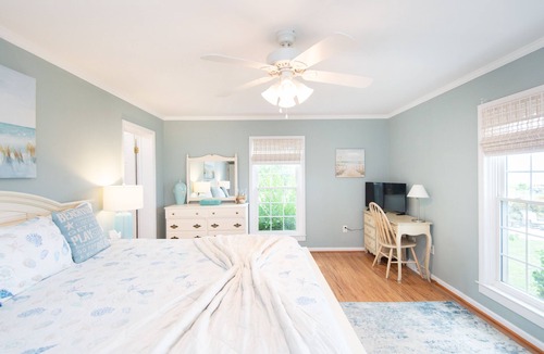 Fishing Creek House | Waterfront Insta-Worthy Sunsets! 5BR w/Bikes , Kayaks and 🐾 Friendly
