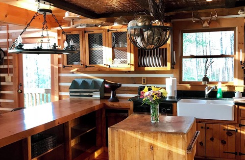 Clarksville House | WATERFRONT LOG HOME/HOT TUB/2 FIREPLACE/77" TV/STARLINK/ LG DECK/FIRE PIT