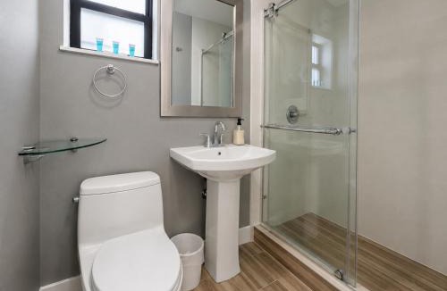 Riverside Park Apartment | Waterfront Luxury 3BD Home With Pool & hot tub