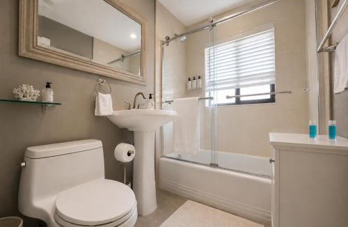 Riverside Park Apartment | Waterfront Luxury 3BD Home With Pool & hot tub