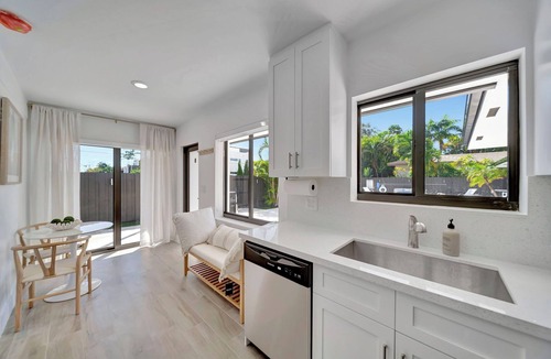 Coral Ridge Apartment | Waterfront Retreat Studio #1🌴 20-Min Walk to the Beach Summer Deals!
