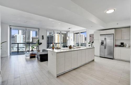 Hallandale Beach Apartment | Waterfront Retreat with Great Views - King Bed