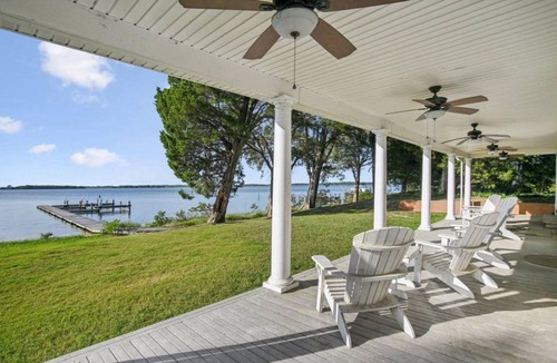 Mount Vernon House | Waterfront Retreat with private beach and dock