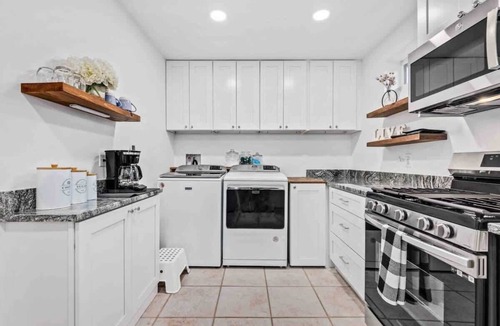 Edgewater House | Waterfront Suite | Dock, Kayaks & Creek Access