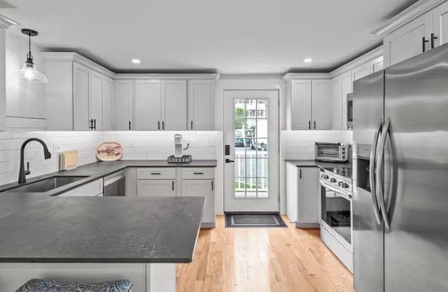 Bristol House | Waterfront Thames Street 4BR/2BA Home InDowntown Bristol RI