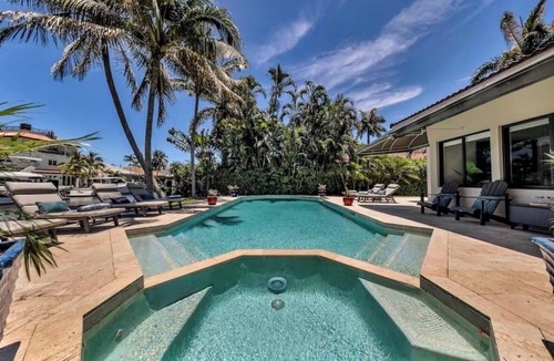 Central Beach House | Waterfront Vacation Villa