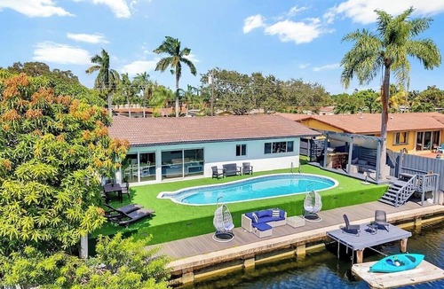 North Central Hollywood Villa | Waterfront villa | near beach | pool