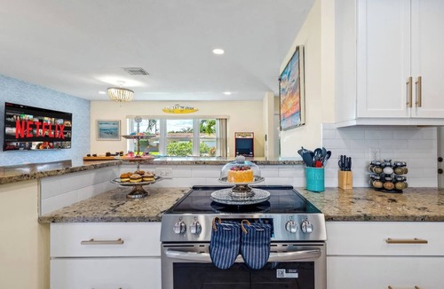 Golfview Harbor House | Waterfront w/Htd Pool, Tiki Hut, Billards, & Bar