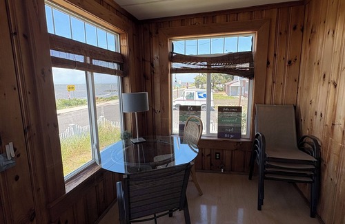 Town Bank House | WATERS EDGE VILLA BEACH FRONT Pet Friendly N.Cape May