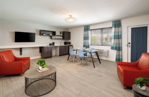 North Beach Hotel | Waterside Hotel and Suites