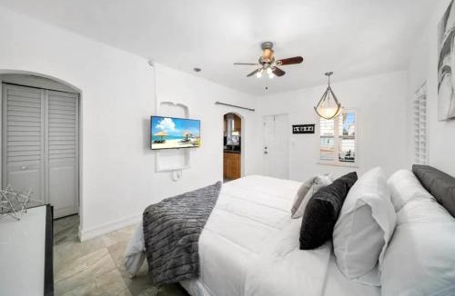 Hollywood Lakes Apartment | Waterside Studio w/King bed - Hollywood