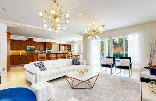 Hollywood Lakes House | Waterview Mansion in Hollywood Lakes