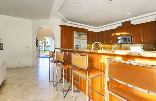 Hollywood Lakes House | Waterview Mansion in Hollywood Lakes