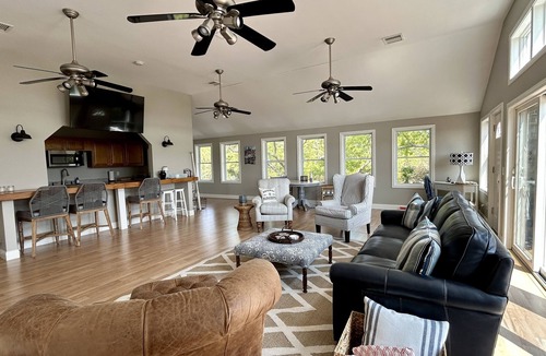 Gloucester Apartment | #Weddings #Holidays #Corporate short term? Just need some “in between” place ?