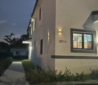West Little River House | Welcome to Miami! JACUZZI SLEEPS 11