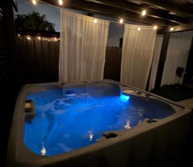 West Little River House | Welcome to Miami! JACUZZI SLEEPS 11