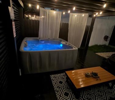 West Little River House | Welcome to Miami! JACUZZI SLEEPS 11